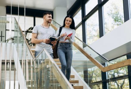 estudiantes bajando escaleras