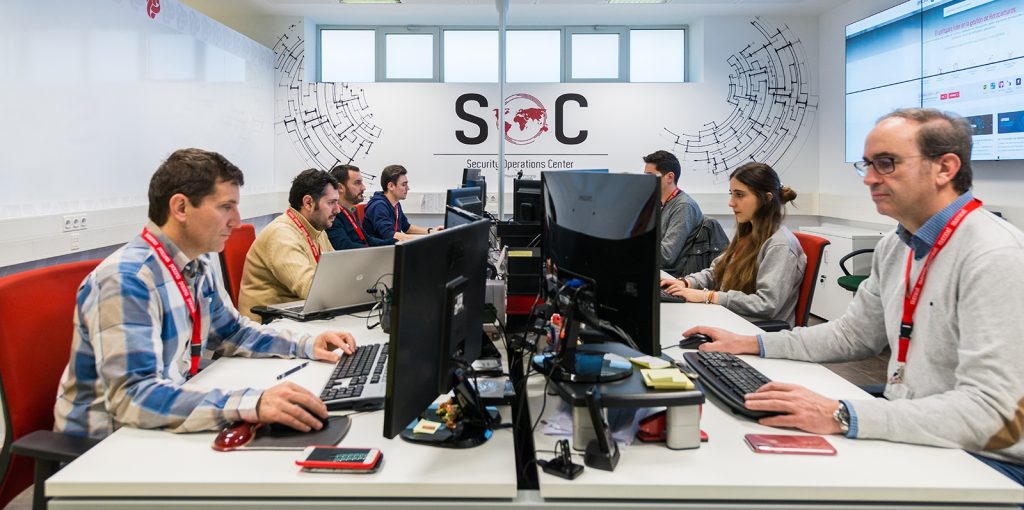 Equipo del departamento de ciberseguridad de Proconsi trabajando con sus ordenadores en la protección de datos