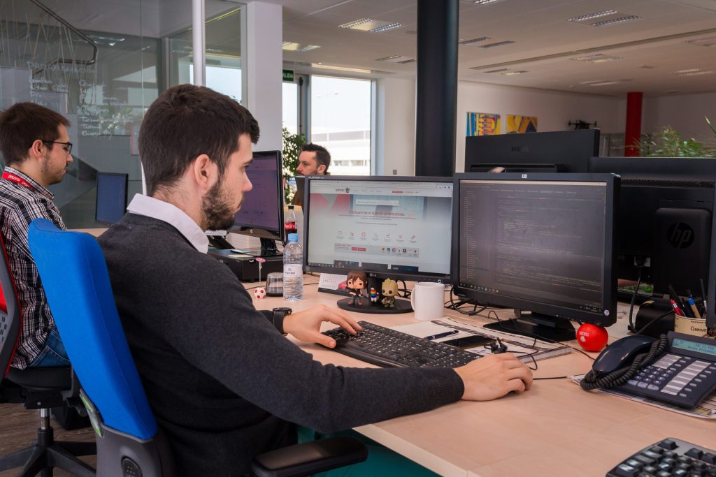 Personal de Proconsi trabajando de forma concentrada en sus box y puestos de oficina