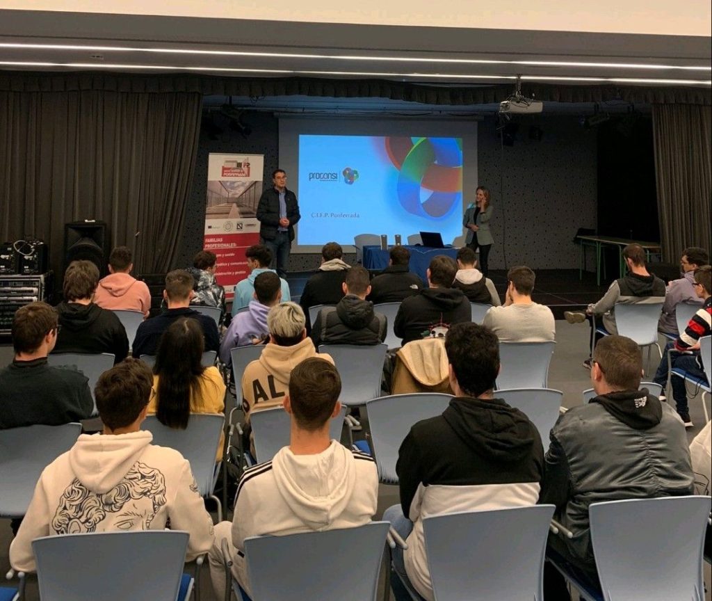 Personal de Proconsi durante su visita al CIFP Ponferrada para realizar una jornada informativa con los alumnos