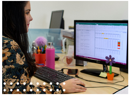 Trabajadora de Proconsi gestionando una base de datos en Excel para la optimización del talento y proyectos
