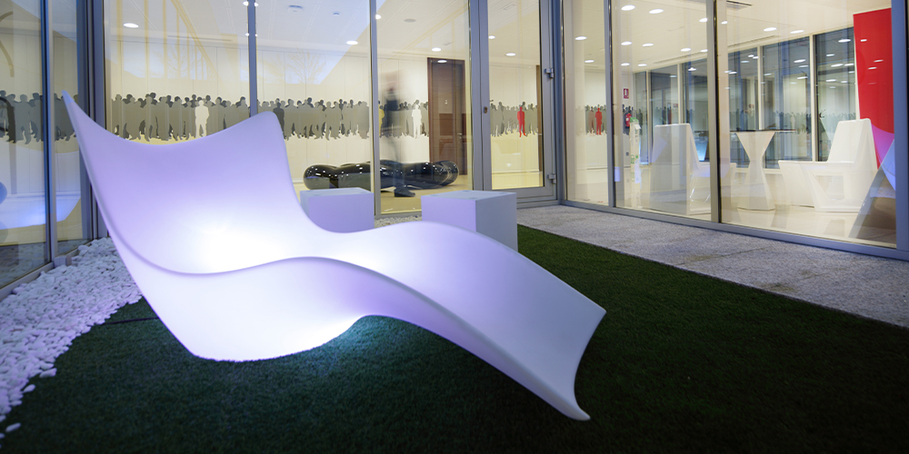 Patio interior de las oficinas de Proconsi con iluminación nocturna moderna