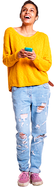 mujer sonriendo con móvil en la mano