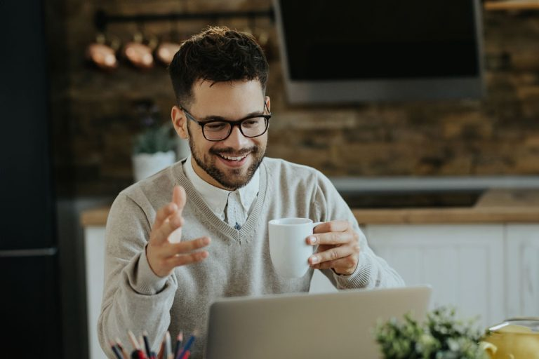 Profesional teletrabajando de forma flexible y productiva desde casa