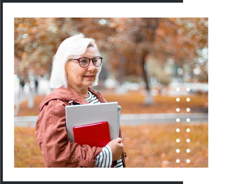 Mujer con cuadernos en un parque